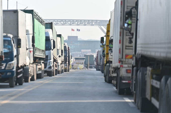 Hiện tại, lượng hàng đã đến cửa khẩu, lối mở biên giới đường bộ chờ làm thủ tục xuất khẩu trên địa bàn Quảng Ninh còn khoảng 1.600 container và 450 phương tiện đã làm thủ tục xuất cảnh sang Trung Quốc còn lưu lại bên Trung Quốc. Ảnh: Nông nghiệp