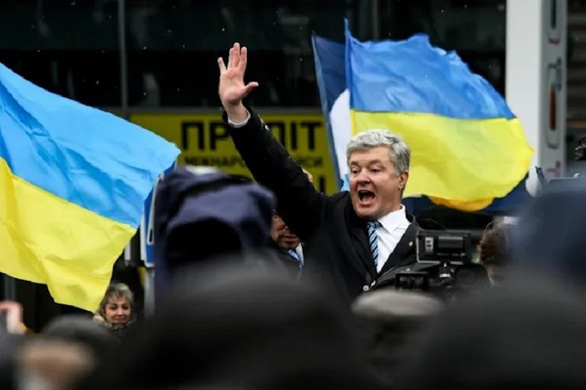 Cựu tổng thống Ukraine Petro Poroshenko gặp hàng ngàn người ủng hộ bên ngoài sân bay khi trở về nước ngày 17-1 - Ảnh: AFP