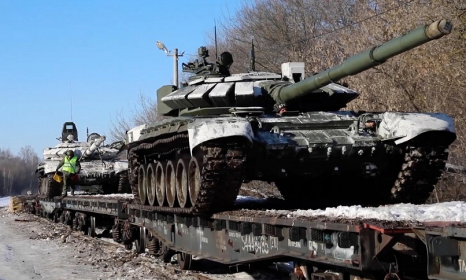 Đoàn tàu đưa xe tăng Nga rời biên giới giáp Ukraine hôm 16/2. Ảnh: BQP Nga.