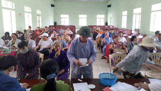 Người dân nhận tiền hỗ trợ tại huyện Thọ Xuân