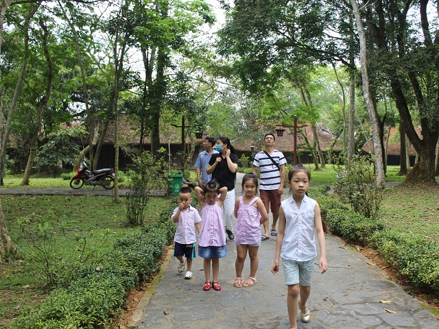 Du khách tham quan tại Khu di tích Lịch sử Lam Kinh