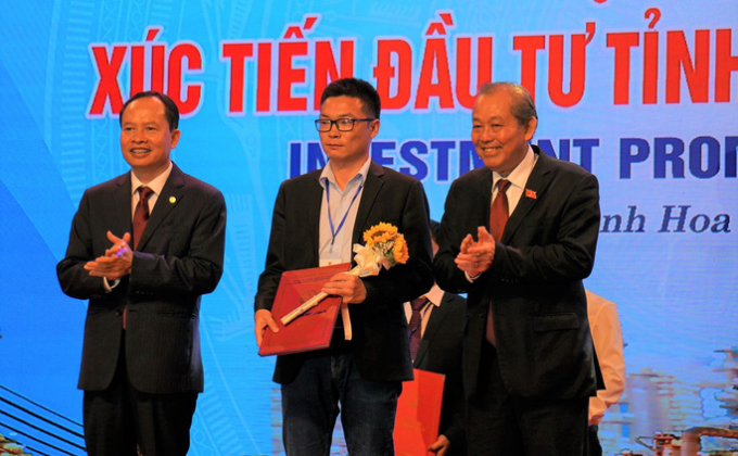 Phó Thủ tướng Thường trực Chính phủ Trương Hòa Bình và ông Trịnh Văn Chiến, Bí thư Tỉnh ủy Thanh Hóa trao quyết định và giấy chứng nhận cho nhà đầu tư