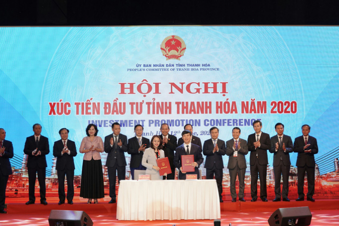 Phó Thủ tướng Thường trực Chính phủ Trương Hòa Bình chứng kiến lễ ký kết của các nhà đầu tư cam kết, ghi nhớ đầu tư vào Thanh Hóa