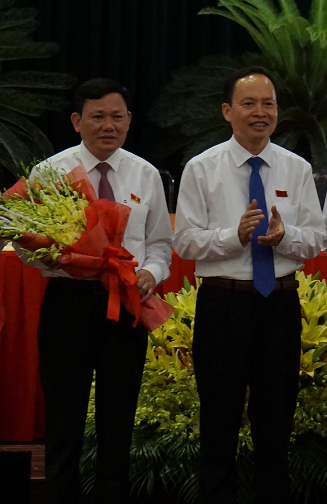 Bí thư Tỉnh ủy, Chủ tịch HĐND tỉnh Thanh Hóa Trịnh Văn Chiến tặng hoa chúc mừng ông Nguyễn Văn Thi