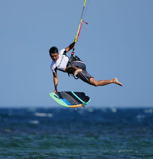 Vận động viên quốc tế say mê lướt ván diều ở biển Ninh Chữ