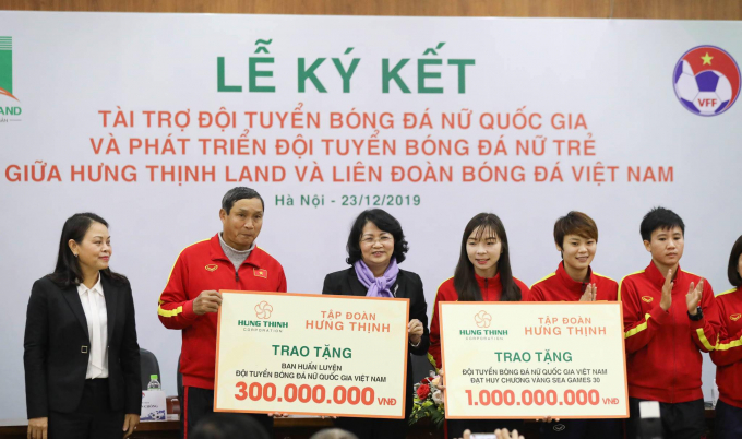 Phó Chủ tịch nước Đặng Thị Ngọc Thịnh (thứ 3 từ trái qua) cùng các đại diện của Tập đoàn Hưng Thịnh và VFF trao tặng 1 tỷ đồng tiền thưởng cho Đội tuyển bóng đá nữ Việt Nam và 300 triệu đồng cho Ban huấn luyện Đội tuyển bóng đá nữ.