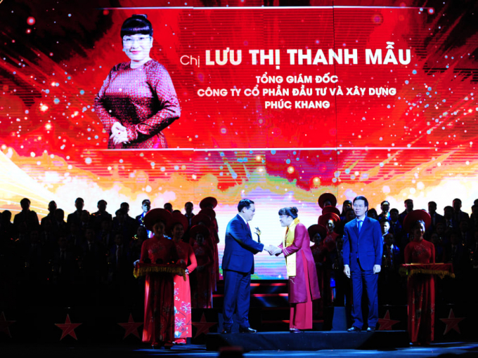 Phó Thủ tướng Vương Đình Huệ trao giải thưởng Sao Đỏ 2019 cho CEO Lưu Thị Thanh Mẫu.