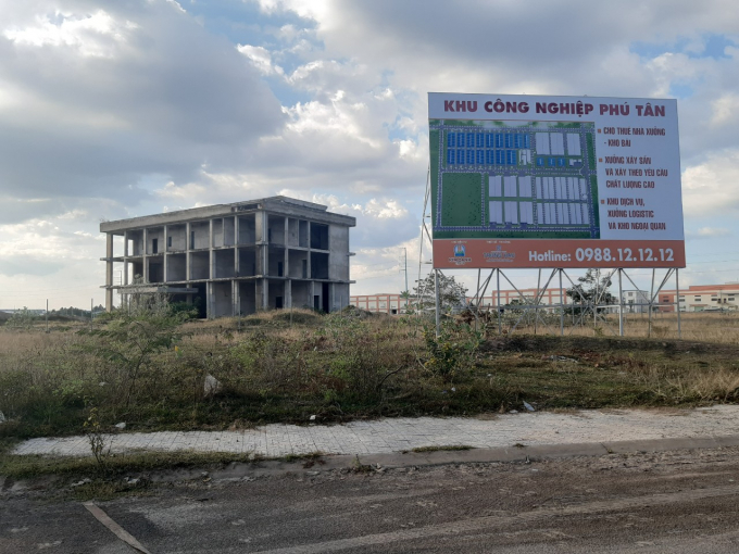 Dự án Khu công nghiệp (KCN) Phú Tân (TP.Thủ Dầu Một, tỉnh Bình Dương) được cấp giấy chứng nhận đầu tư cách đây 14 năm, nhưng đến nay dù đã trải qua 3 lần đổi chủ nhưng vẫn chưa hoàn thành, phần lớn diện tích vẫn là bãi đất trống hoang hóa. Trong khi hoạt động chính là KCN èo uột thì nơi này lại được 