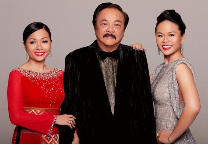 Ông chủ Tân Hiệp Phát Trần Quí Thanh cùng hai con gái Trần Uyên Phương (trái), Trần Ngọc Bích (phải).