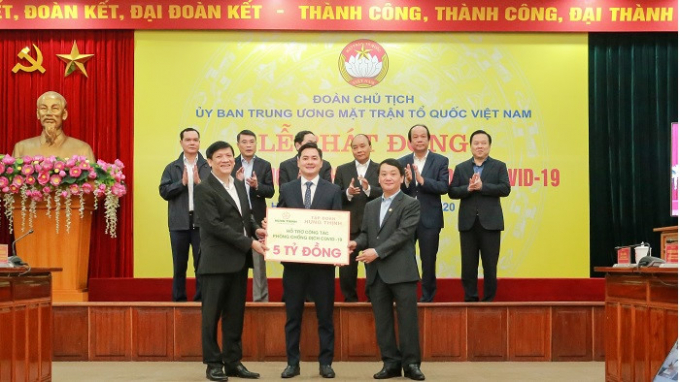 Thủ tướng Nguyễn Xuân Phúc và các đại biểu chứng kiến đại diện Tập đoàn Hưng Thịnh trao bảng tượng trưng 5 tỷ đồng ủng hộ công tác phòng, chống dịch Covid-19.