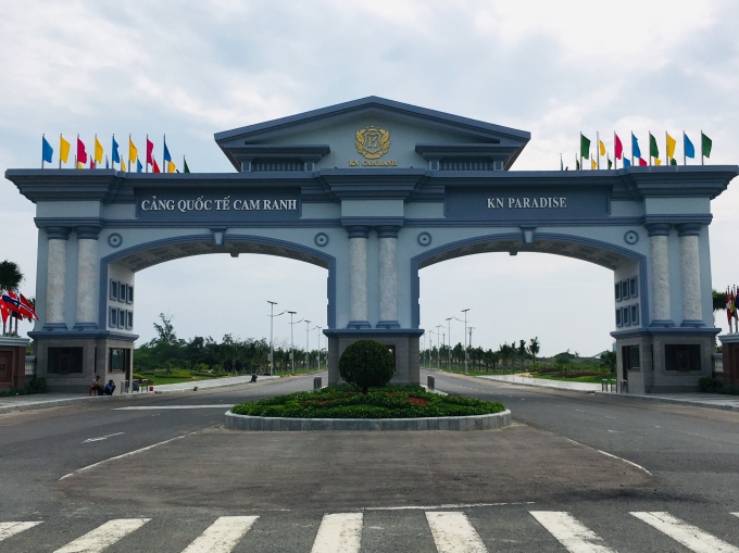 Cổng dự án KN Paradise nằm trên trục đường chính sân bay Cam Ranh – Nha Trang.