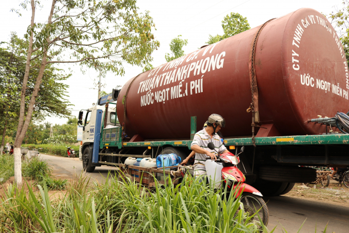 Doanh nghiệp cung cấp nước ngọt miễn phí cho bà con xã Bình Khánh (Bến Tre)