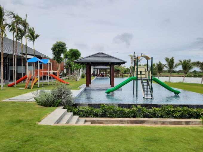 Hồ bơi tràn bờ rộng lớn cùng khuôn viên chơi dành cho trẻ em trong trụ sở