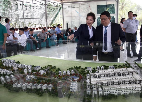 Ông Trần Thọ Thắng – Chủ tịch HĐQT của CIC group và bà Nguyễn Ngọc Tiền – CEO công ty BĐS Đảo Vàng chia sẻ thông tin về dự án Royal Streamy Villas.