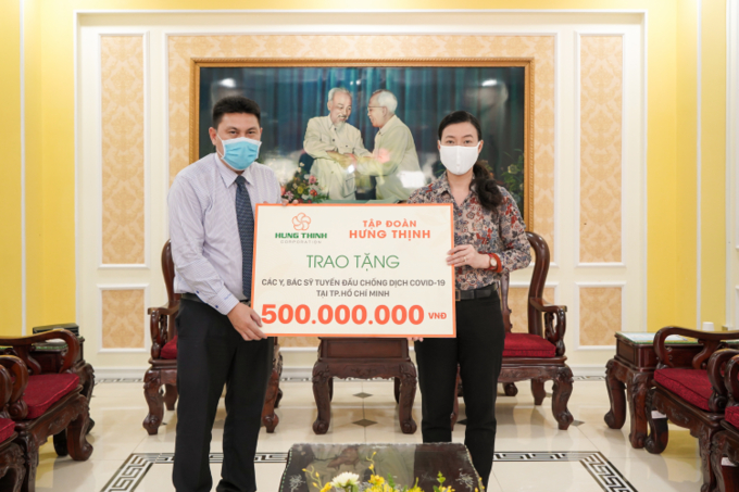 Ông Nguyễn Nam Hiền - Phó tổng giám đốc Tập đoàn Hưng Thịnh trao tặng 500 triệu đồng cho đội ngũ y bác sĩ tuyến đầu chống dịch Covid-19 tại Tp.HCM thông qua Ủy ban Mặt trần tổ quốc Việt Nam Tp.HCM hồi cuối tháng 3.
