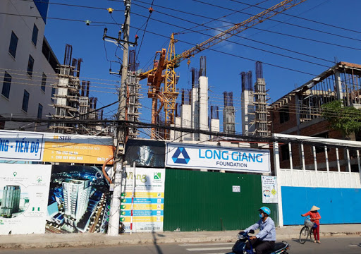 K-HOMES là chủ đầu tư dự án tòa nhà hỗn hợp trung tâm thương mại - nhà ở Quang Minh tại số 40 đường 2 Tháng 4 (phường Vĩnh Hải, Tp.Nha Trang) và Công ty CP Xây dựng nền móng Long Giang làm nhà thầu nhưng xảy ra mâu thuẫn nên kiện nhau ra tòa.