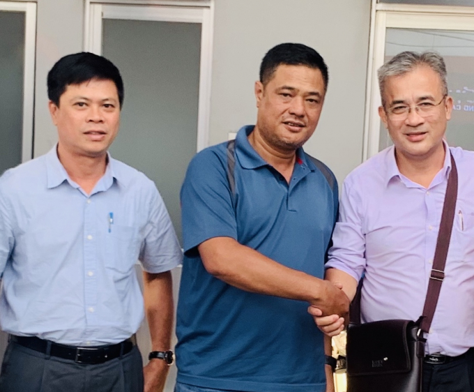 Khách hàng Phùng Lê Phan (đứng giữa) sau buổi làm việc với đại diện Công ty