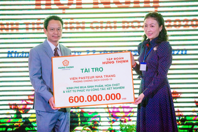 Bà Trần Thượng Thu Giang - Phó Tổng Giám đốc Tập đoàn Hưng Thịnh trao tặng kinh phí tài trợ cho Viện trưởng Viện Pasteur Nha Trang.