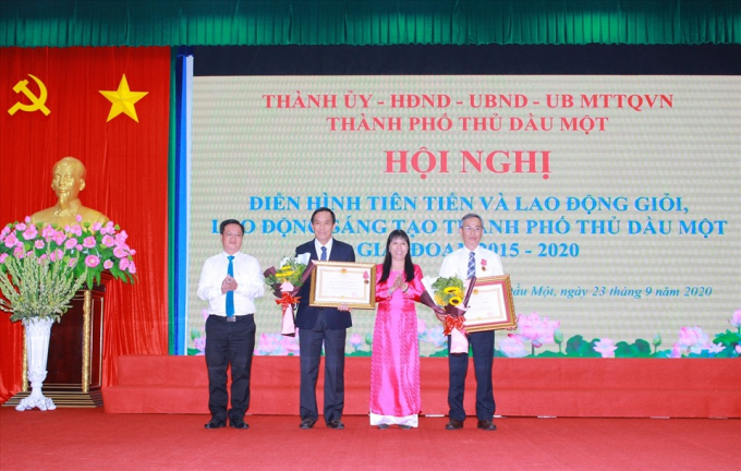 Ông Lê Nguyên Hòa – Phó chủ tịch HĐQT NutiFood đại diện gần 6000 cán bộ nhân viên đón nhận Huân chương lao động Hạng 3