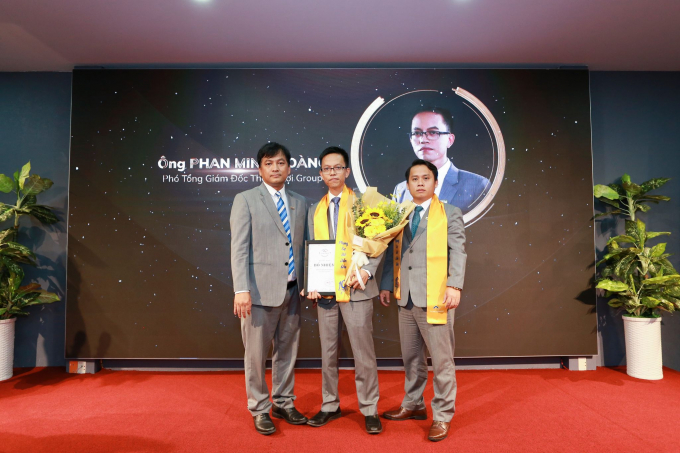 Ông Phan Minh Hoàng (giữa) được bổ nhiệm vị trí Phó Tổng Giám đốc