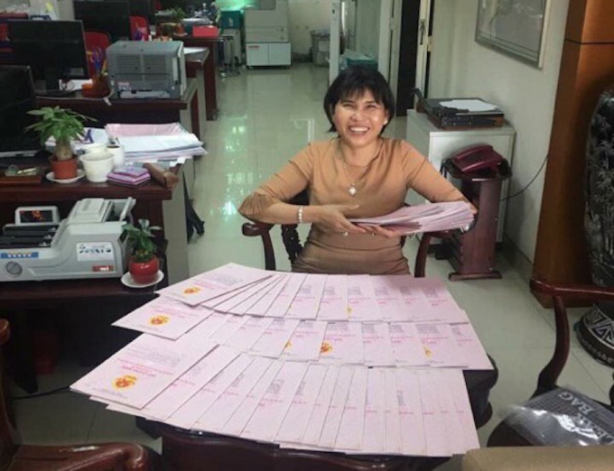 Nữ đại gia Phạm Thị Hường đã từng khoe hình ảnh sở hữu nhiều sổ đỏ đất nền tại hàng loạt dự án ở Bình Dương.