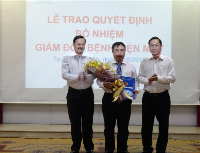 Ông Nguyễn Minh Khải (đứng giữa), Giám đốc Bệnh viện Mắt Tp.HCM