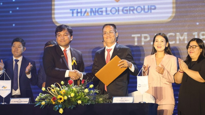 Ông Dương Long Thành – Chủ tịch HĐQT Thắng Lợi Group (bên trái) bắt tay ký kết cùng ông Lê Đức Nghĩa - Chủ tịch HĐQT Gỗ An Cường (bên phải).