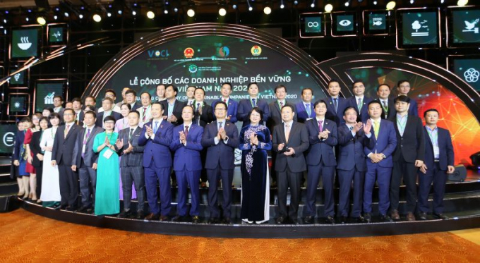 Phó Chủ tịch nước Đặng Thị Ngọc Thịnh (giữa), ông Vũ Tiến Lộc (bên trái)– Chủ tịch VCCI, cùng đại diện các doanh nghiệp bền vững 2020.