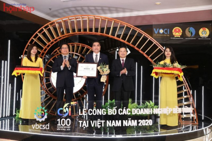 Ông Trần Tam – Chủ tịch HĐQT Phuc Khang Corporation nhận Bằng khen Top 100 Doanh nghiệp bền vững 2020.