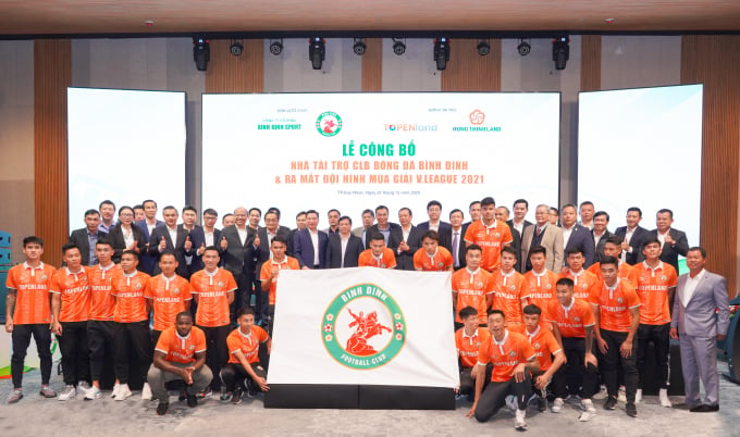 Ban huấn luyện và các cầu thủ CLB bóng đá Topenland Bình Định chụp hình lưu niệm với lãnh đạo tỉnh, lãnh đạo Tập đoàn Hưng Thịnh và đại diện các nhà tài trợ
