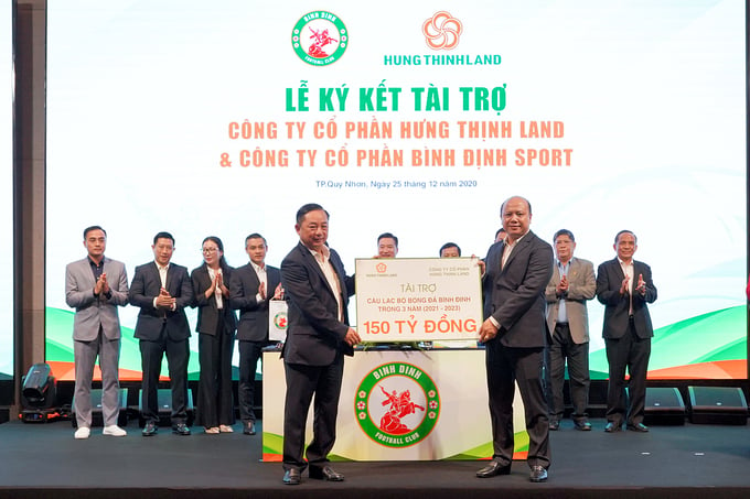 Ông Lê Trọng Khương – Tổng Giám đốc Hưng Thịnh Land trao bảng tài trợ 150 tỷ đồng cho ông Nguyễn Hữu Sang.