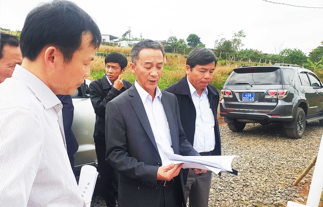 Chủ Tịch UBND tỉnh Lâm Đồng kiểm ttra thực tế tại thôn13. (Ảnh K A)