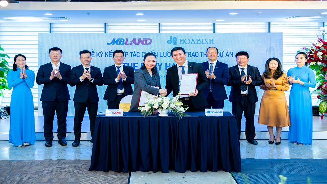 Lãnh đạo Hoa Binh Corporation và MBLand Holdings tham gia lễ ký kết hợp tác.