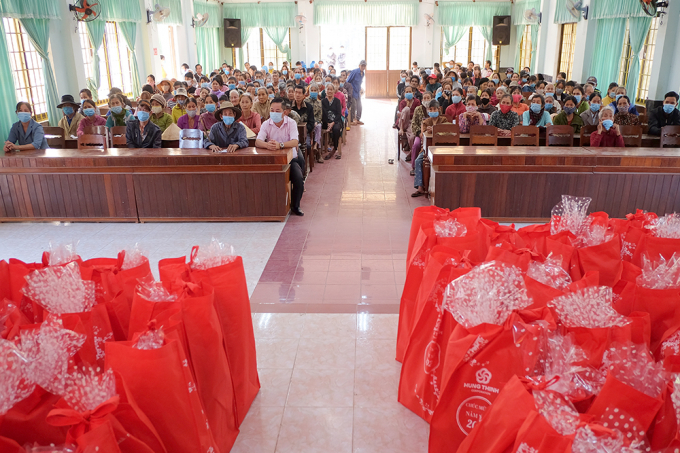 Bà con có hoàn cảnh khó khăn, gia đình chính sách có mặt đông đủ để tham dự chương trình