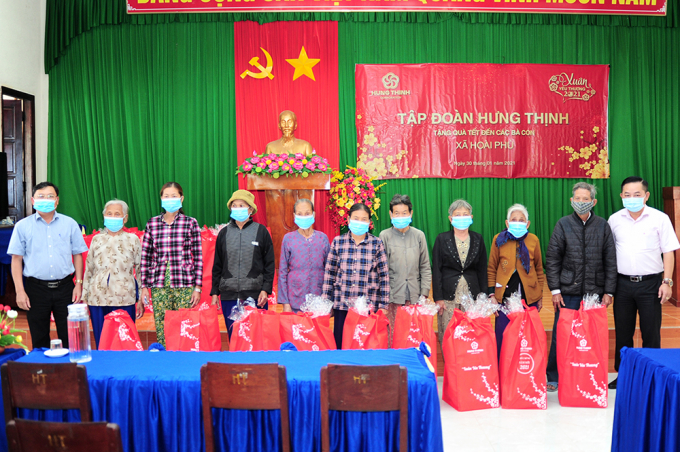 Đại diện Tập đoàn Hưng Thịnh và Lãnh đạo UBND xã Hoài Phú tặng quà cho bà con xã Hoài Phú (thị xã Hoài Nhơn, tỉnh Bình Định)