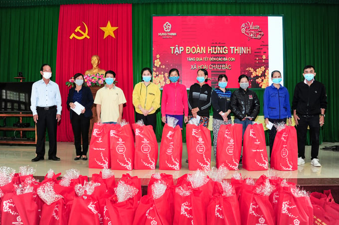 Đại diện Tập đoàn Hưng Thịnh và Lãnh đạo UBND xã Hoài Châu Bắc tặng quà cho bà con xã Hoài Châu Bắc (thị xã Hoài Nhơn, tỉnh Bình Định)