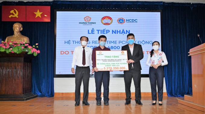 Ông Nguyễn Nam Hiền – Phó Tổng Giám đốc Tập đoàn Hưng Thịnh trao tặng hệ thống máy xét nghiệm tự động Real-time PCR cho Bác sĩ Nguyễn Hồng Tâm – Phó Giám đốc Trung tâm HCDC.