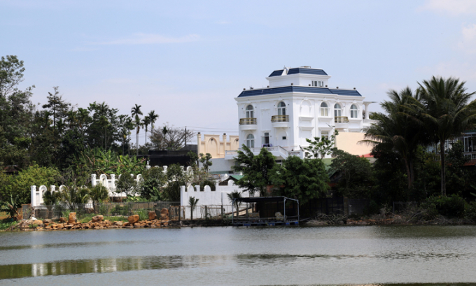Căn biệt thự xây dựng không phép lấn hành lang an toàn hồ Nam Phương 1. Ảnh: baolamdong.vn