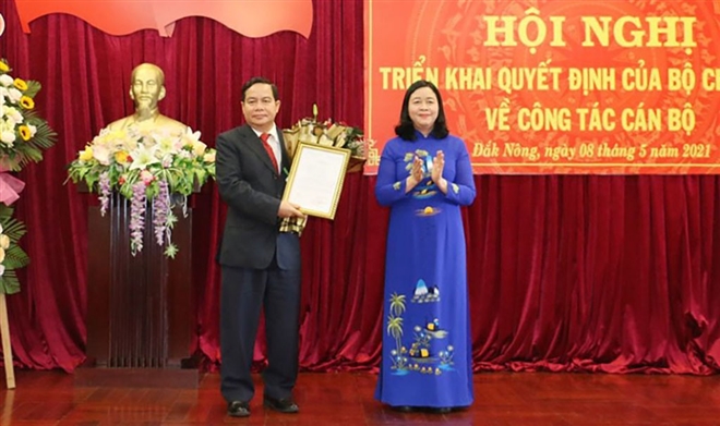 Bà Bùi Thị Minh Hoài trao quyết định cho ông Điểu K’Ré.