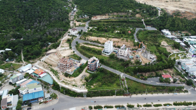 Theo chủ đầu tư, có 6 công trình nhà ở biệt thự tại dự án Nha Trang - Seapark, trong đó có hai công trình xây dựng tăng thêm diện tích tum thang trên tầng 3, sai quy hoạch được duyệt. Ảnh Khải An