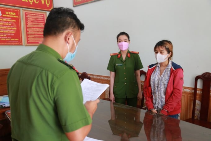 Cơ quan CSĐT tống đạt quyết định bắt tạm giam bà Lê Thị Kim Khánh - Ảnh: CA