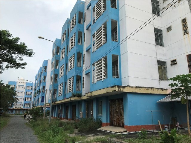 Nhiều căn hộ tại Khu tái định cư Vĩnh Lộc B, huyện Bình Chánh đang bị bỏ trống, xuống cấp từng ngày.