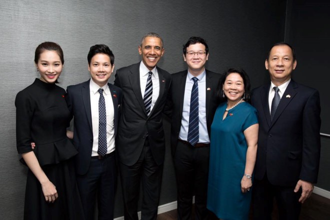 Gia đình doanh nhân Dương Thanh Thủy chụp hình lưu niệm cùng cựu Tổng thống Mỹ Barrack Obama trong chuyến thăm Dreamplex - không gian làm việc chung do CEO Nguyễn Trung Tín sáng lập. (Ảnh: Zing).