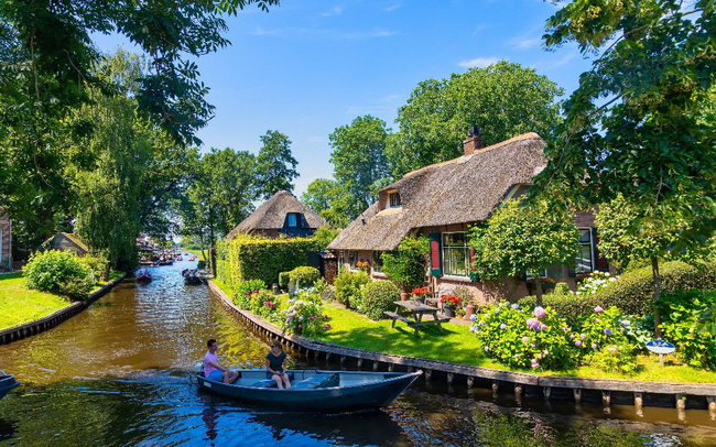 Dòng kênh Lagoon uốn quanh ngôi làng Giethoorn ngập tràn sắc xanh tại Hà Lan