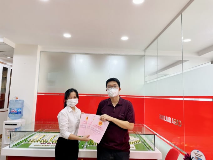 Đại diện Công ty Khang Thịnh Phát trao sổ hồng khu dân cư An Viễn cho khách hàng