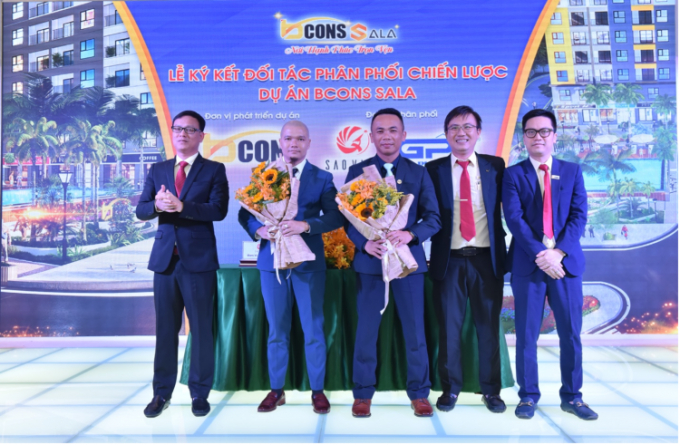 Từ tháng 4/2021, Tập đoàn Bcons - đơn vị phát triển dự án Bcons Sala vừa ký kết hợp tác với hai đơn vị Sao Việt và Gia Phúc để phân phối sản phẩm đến khách hàng mặc dù hiện tại khu này vẫn là mảnh đất trống.