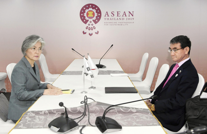 Ngoại trưởng Hàn Quốc Kang Kyung Wha và người đồng cấp Nhật Bản Taro Kono gặp nhau bên lề hội nghị của ASEAN ở Bangkok, Thái Lan, sau thông báo từ Tokyo. Ảnh: Reuters.