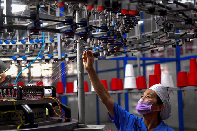 Các nhà máy sản xuất hàng may mặc thể thao Trung Quốc buộc phải trông chờ vào thị trường nội địa. Ảnh: AFP.