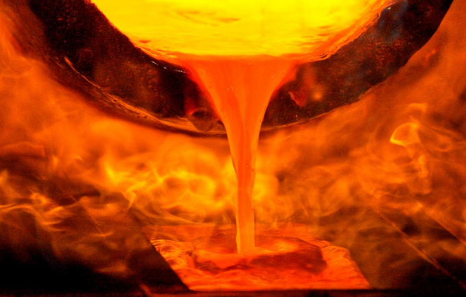 Vàng chảy ra từ nồi lấu tại nhà máy Argor Heraeus ở miền Nam Thụy Sĩ. Ảnh: Reuters