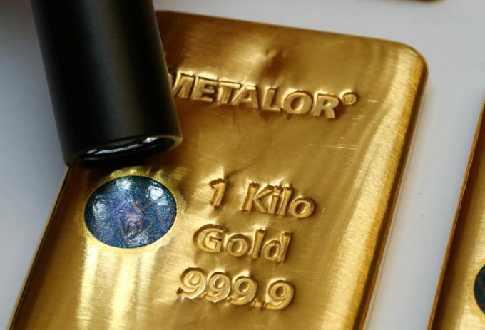 Dấu kiểm định vàng Sicpa Oasis được đóng lên một thoi vàng kilobar 